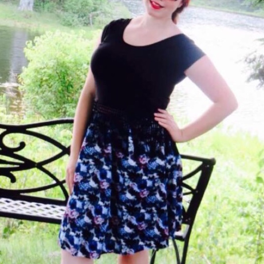 VINTAGE FEEL KNEE LENGTH FLORAL, FLOWY, CUTE SKIRT